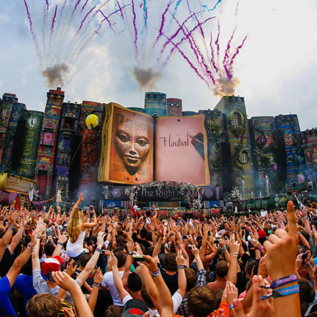 Palco principal da Tomorrowland durante festival de música eletrônica na Bélgica