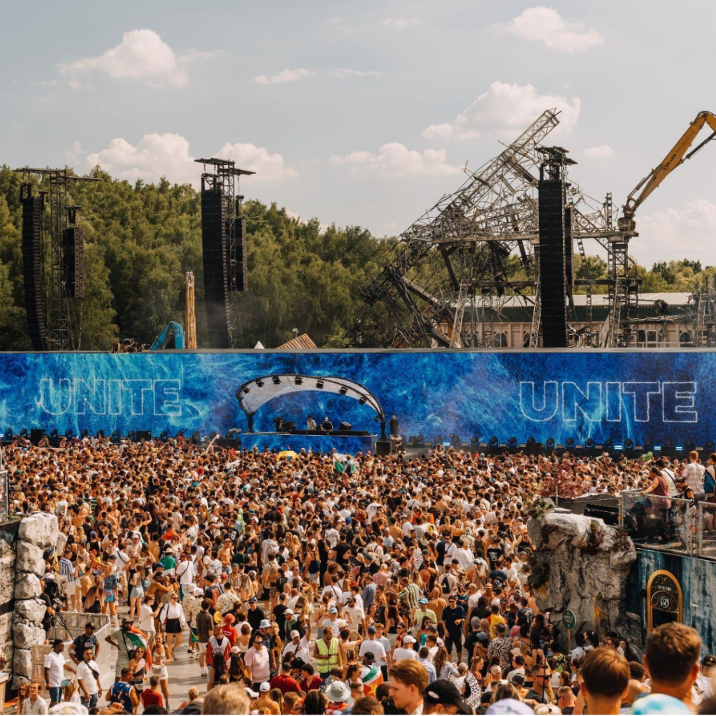 Palco principal da Tomorrowland durante festival de música eletrônica na Bélgica