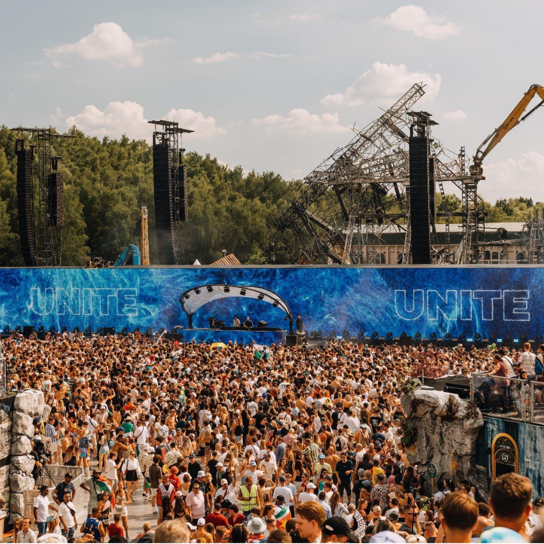 Palco principal da Tomorrowland durante festival de música eletrônica na Bélgica