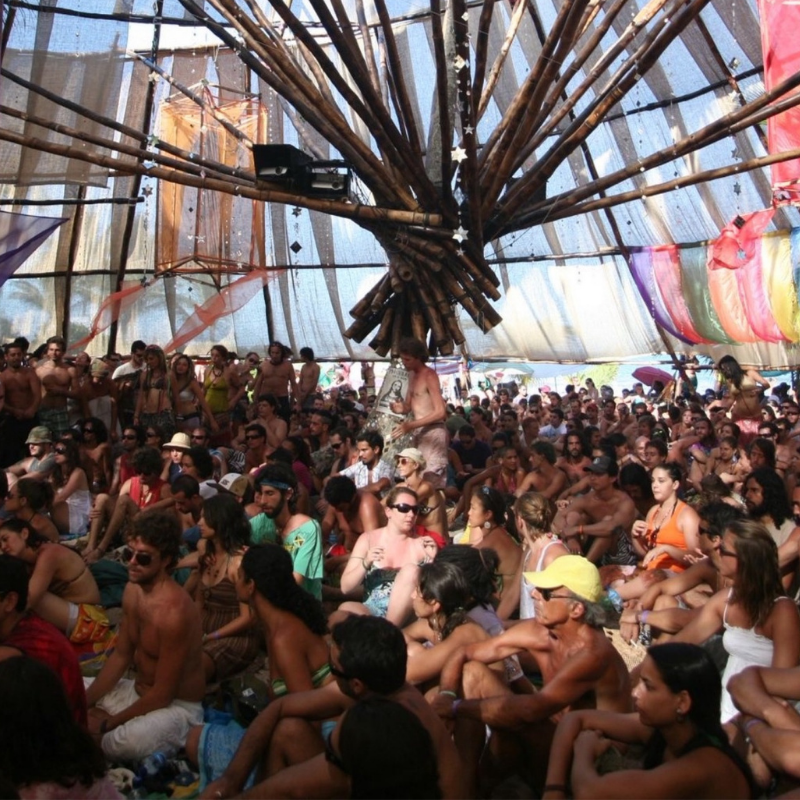 Público reunido sob estrutura de bambu durante o festival Universo Paralello.