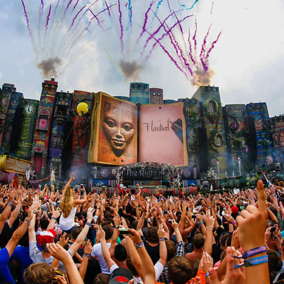 Palco principal da Tomorrowland durante festival de música eletrônica na Bélgica