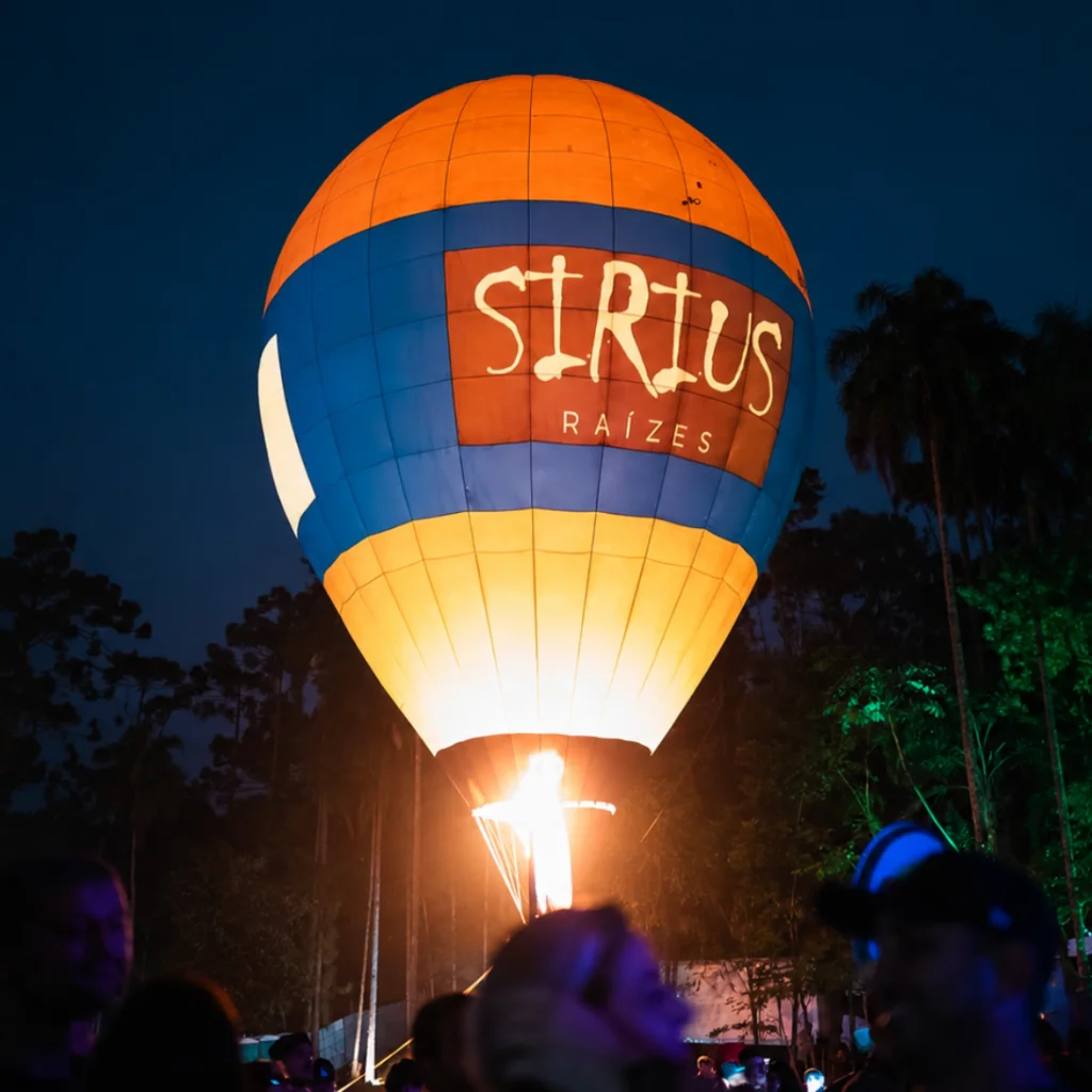 Sirius Raízes Balão iluminado durante celebração dos 20 anos da festa